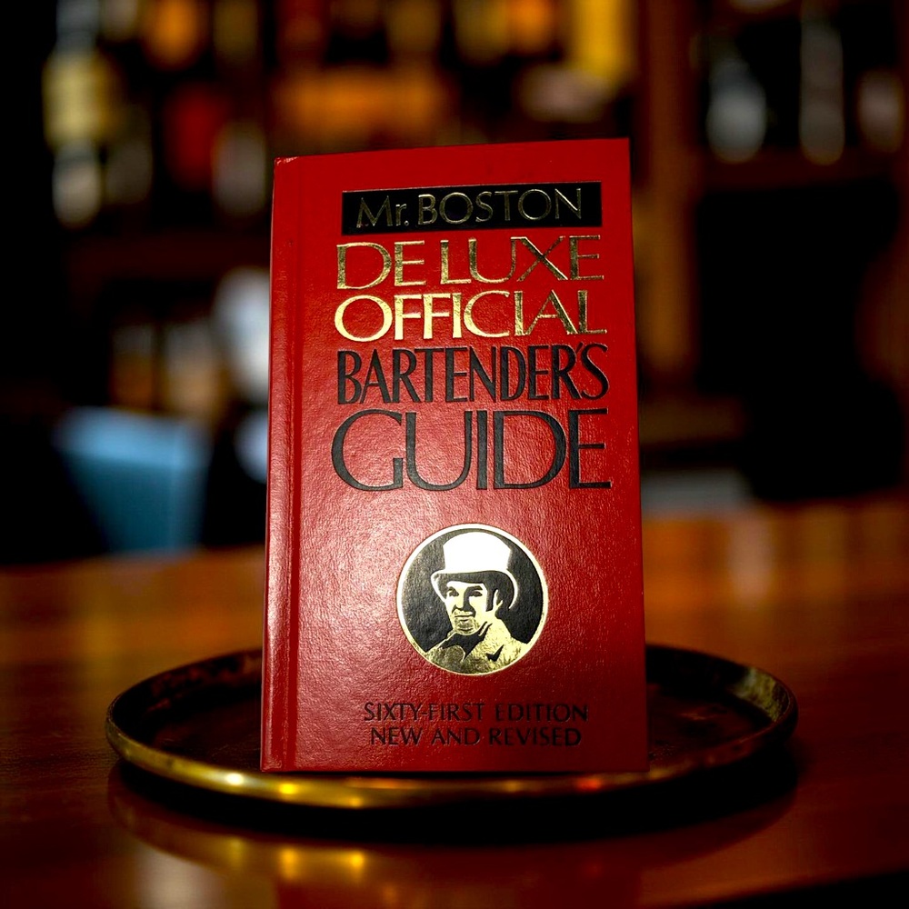 Vintage 1980ies Mr. Boston Deluxe Official Bartender’s Guide 61st Edition